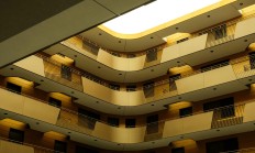 豫园股份上半年净利润骤降94.5% 全球化战略能否破局？