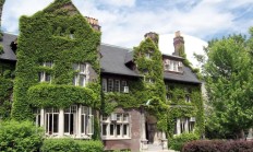 珀莱雅高管王莉、金衍华合计减持15万股 两人2023年年薪均超250万元