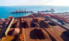 【美股盘前】黄仁勋身家直追巴菲特；加密货币股集体走高；五角大楼成美国最大稀土生产商股东；摩根大通：5000亿美元下半年将涌入美股