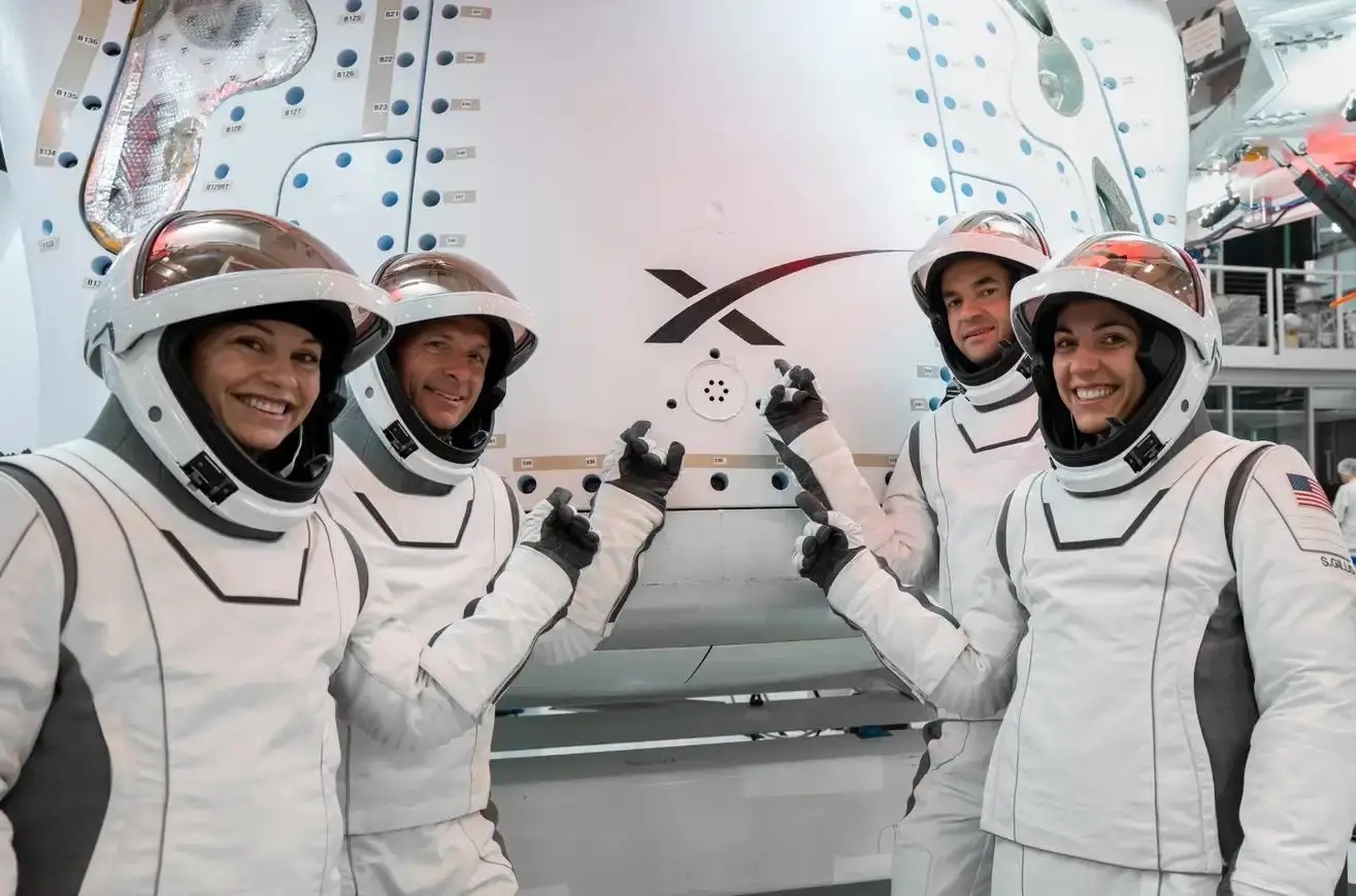 全球科技早参 | SpaceX开启人类首次商业太空行走；OpenAI被曝计划两周内发布新AI模型“草莓”；华尔街：大规模换机要等iPhone 17了