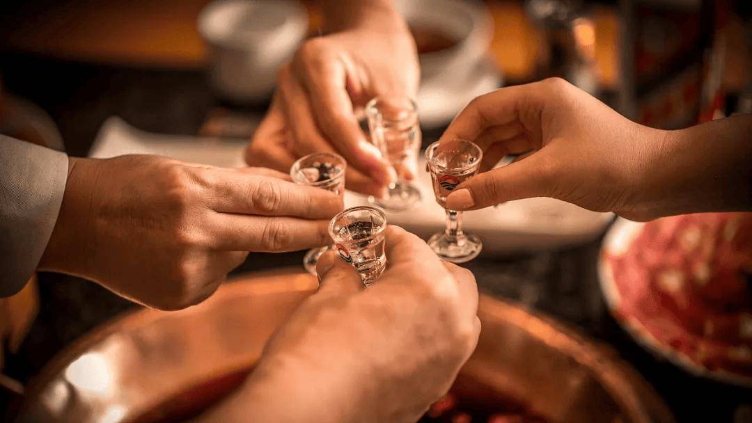 将进酒·“双节”来临白酒动销分化:高端酒价格坚挺 宴请赠礼场景占主流