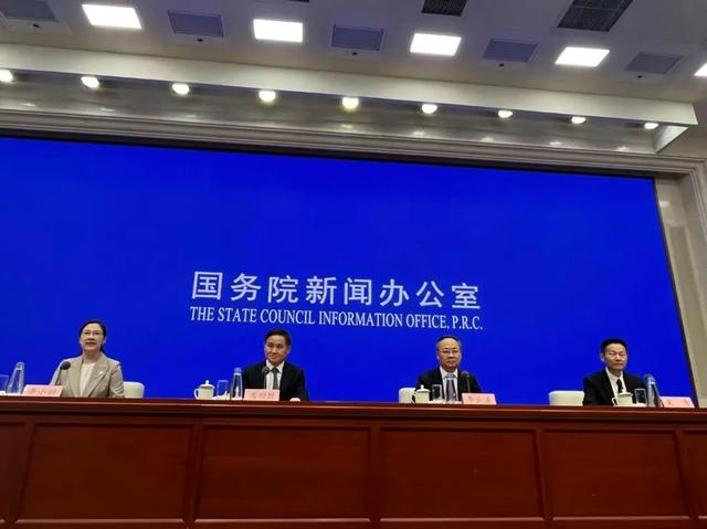 央行行长潘功胜宣布将在上海实施八项政策举措