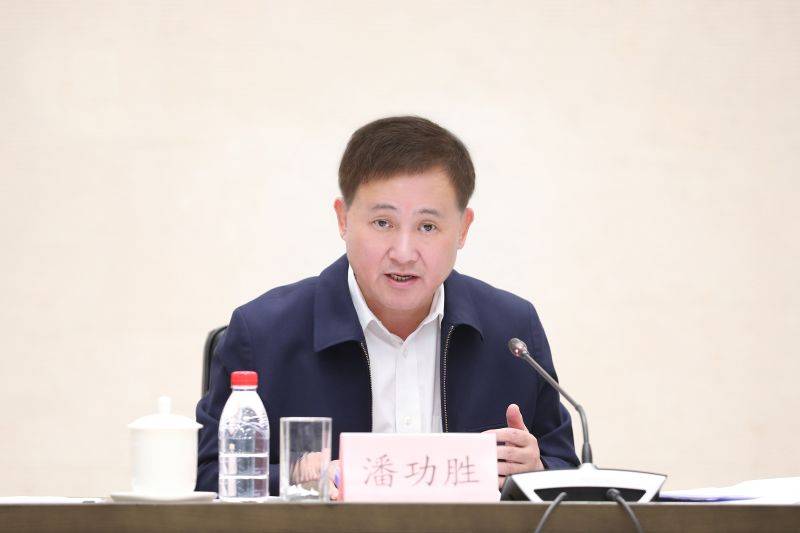央行行长潘功胜宣布将在上海实施八项政策举措