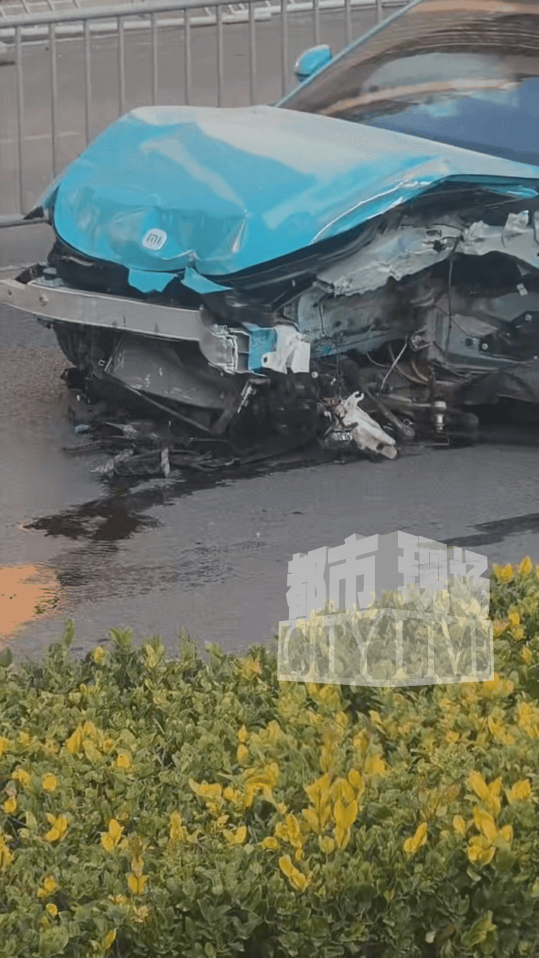 一辆小米SU7高速行驶碰撞后起火，目击者称多人“拳打脚踢”未能打开车门