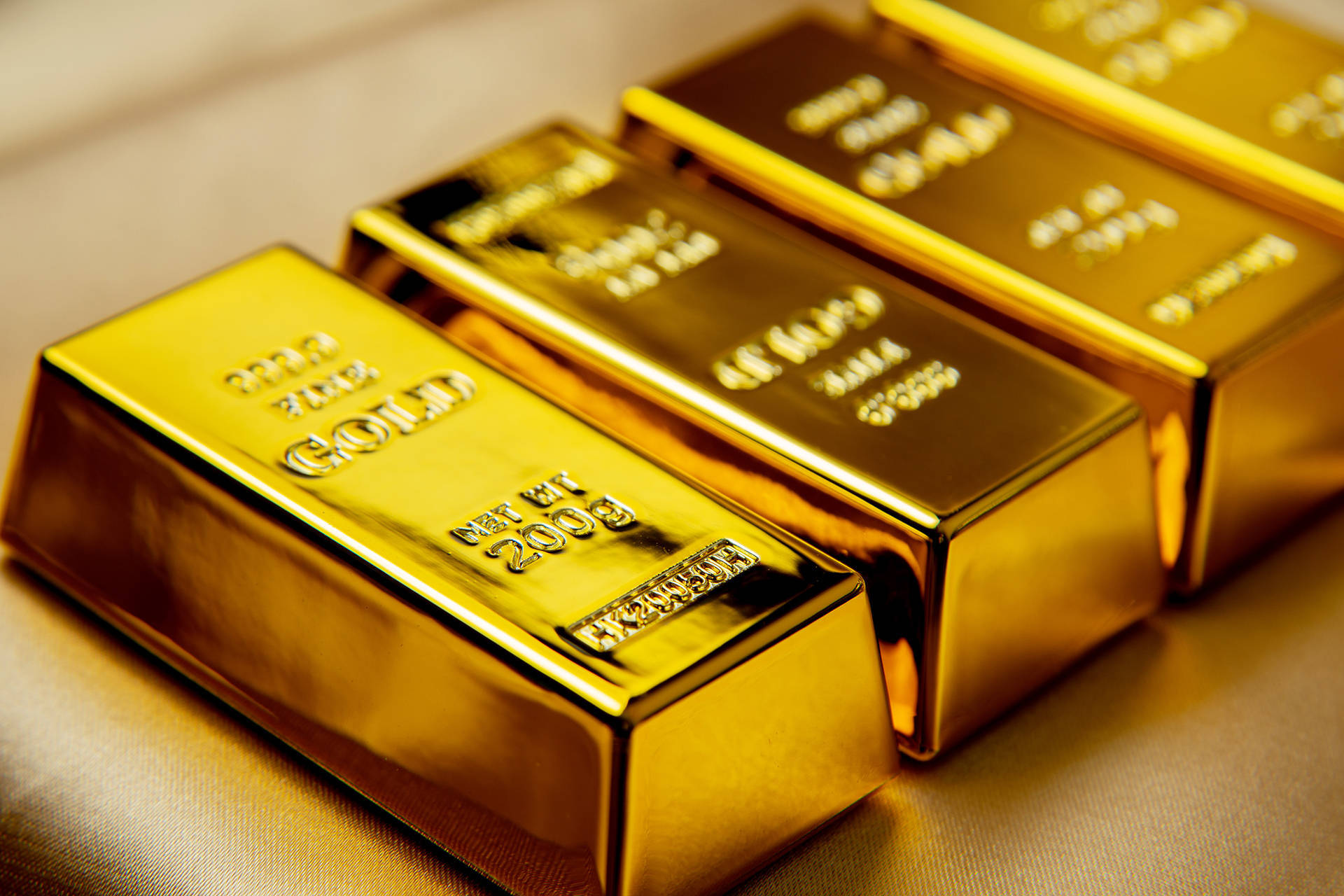 国际金价突破4600美元再创新高，首只千亿元级黄金ETF诞生